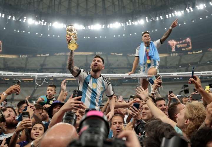 Lionel Messi celebra con los fanáticos. Foto: EFE