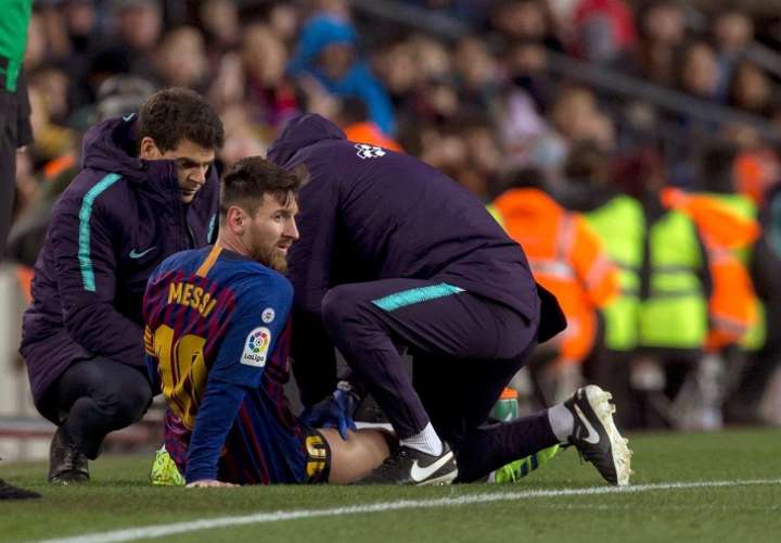 El delantero argentino del FC Barcelona, Leo Messi, atendido por los fisios del equipo blaugrana. Foto: EFE