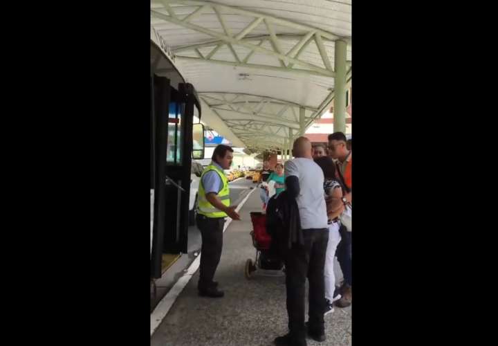 Conductor de metrobús intenta arrebatarle el celular a una pasajera (Video)