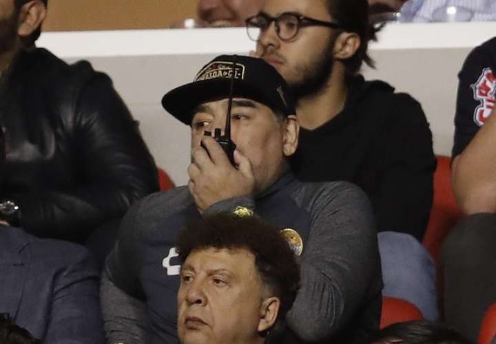 Diego Maradona tuvo que dar instrucciones desde las gradas./ AP