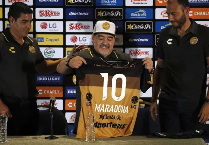 Diego Maradona, durante su presentación con los Dorados./AP