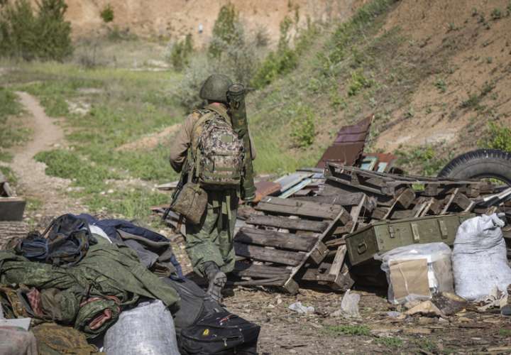 Un miembro de la milicia de la autoproclamada República Democrática de Donetsk, cerca de la localidad de Vasylivka, en primera línea del frente. EFE