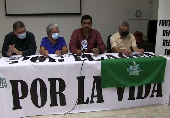 En la imagen aparecen miembros del movimiento Panamá Vale Más Sin Minería. EFE