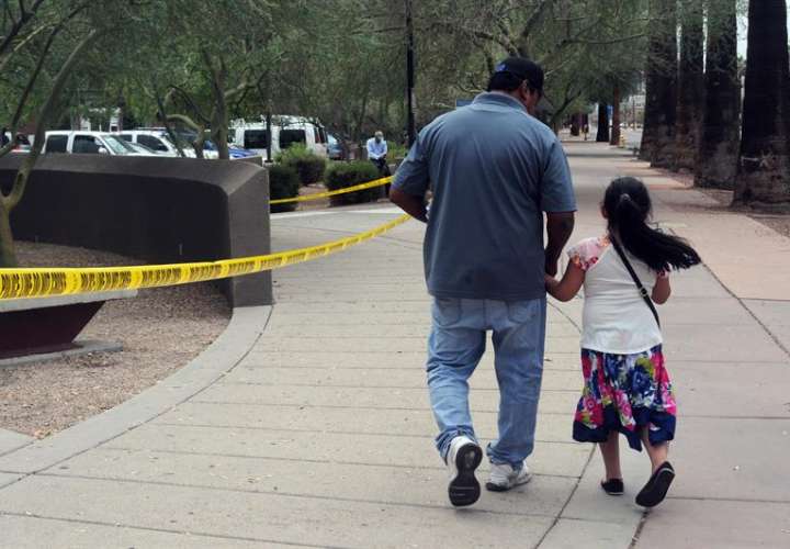 Un hombre camina junto a su hija tras salir de una cita en la Oficina de Control de Inmigración y Aduanas (ICE), desde donde supuestamente se transportará a los menores de 5 años liberados para reunificarlos con sus padres, Phoenix, Arizona (EE.UU.). EFE