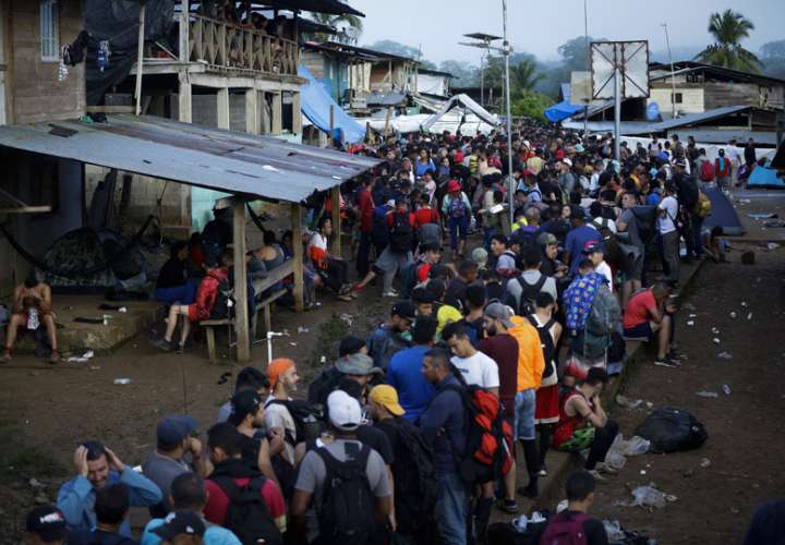 Migrantes hacen fila para ser enviados a una estación de recepción migratoria (ERM) de San Vicente en Metetí en el pueblo de Bajo Chiquito (Panamá). EFE / Archivo