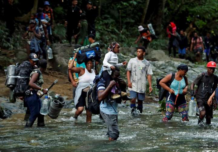Migrantes haitianos en su camino hacia Panamá por el Tapón del Darién en Acandí (Colombia). Fotografía de archivo. EFE