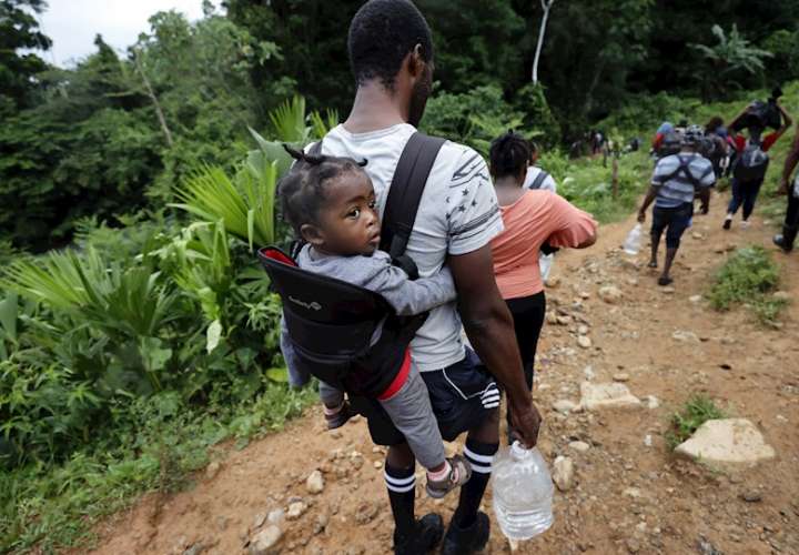 migrantes haitianos en su camino hacia Panamá por el Tapón del Darién en Acandi (Colombia). EFE