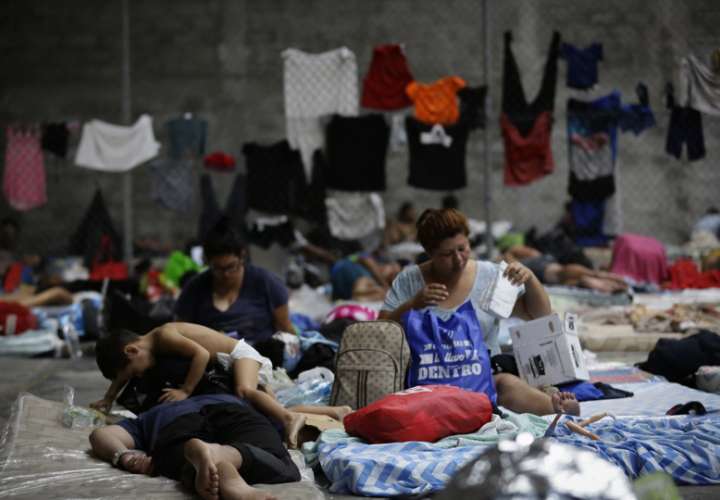 Personas migrantes de origen venezolano, incluidos niños, descansan en un refugio temporal en Panamá. EFE