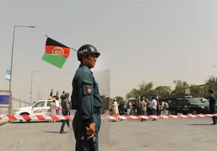 Un policía afgano monta guardia durante una marcha para exigir al gobierno la protección y seguridad en la provincia de Ghazni, hoy en el centro de Kabul, Afganistán. EFE