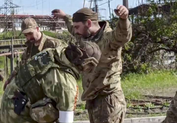 Imagen de archivo tomada de un video facilitado por el servicio de prensa del Ministerio de Defensa ruso que muestra a un militar ruso cacheando a militares ucranianos evacuados de la planta siderúrgica de Azovstal en Mariupol, Ucrania. EFE