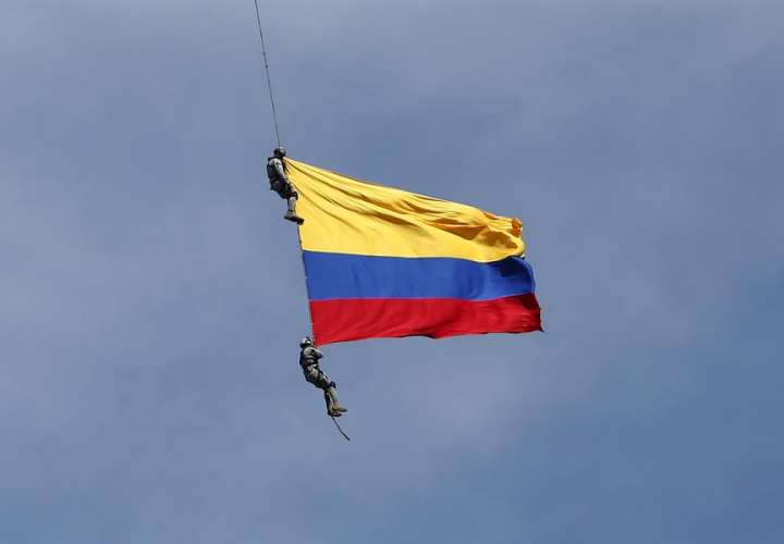 Militares de Colombia mueren tras caer de un helicóptero en Medellín (Video)