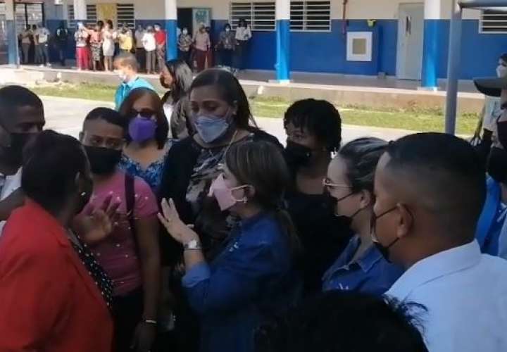Ministra de Educación apaga fuego en escuela de Colón