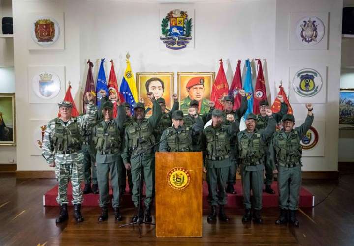 El ministro de defensa, Vladimir Padrino Lopez (c), ofrece declaraciones hoy, domingo 5 de agosto de 2018, en la ciudad de Caracas (Venezuela). EFE