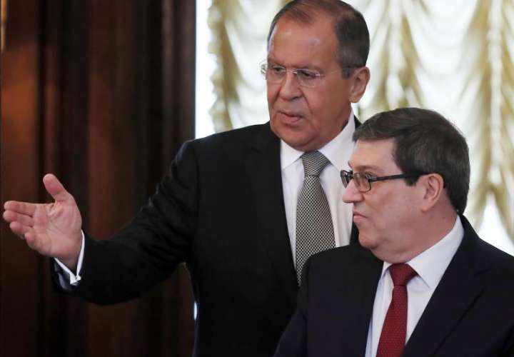 El ministro de Exteriores ruso, Serguéi Lavrov (i), recibe a su homólogo cubano, Eduardo Rodríguez Parrilla (d), este lunes en Moscú (Rusia). EFE