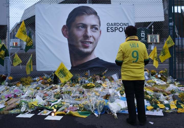 Aficionados del equipo FC Nantes rinden tributo al jugador argentino Emiliano Sala. /AP