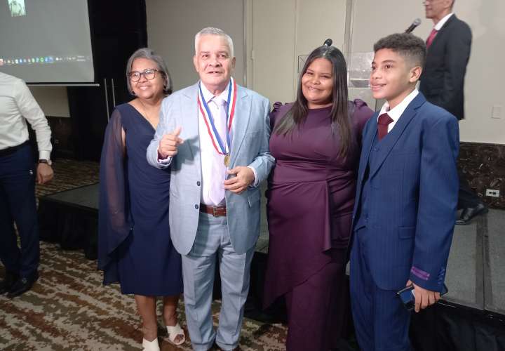 Jorge 'El Mocho' Luján junto a familiares. Foto: Joel González