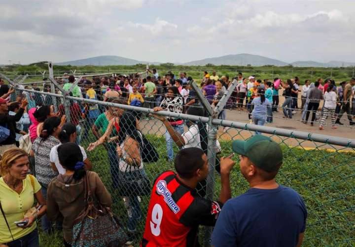 Familiares de recluidos en la Comunidad Penitenciaria Fénix permanecen en la inmediaciones de la cárcel para conocer el nombre de las víctimas. EFE