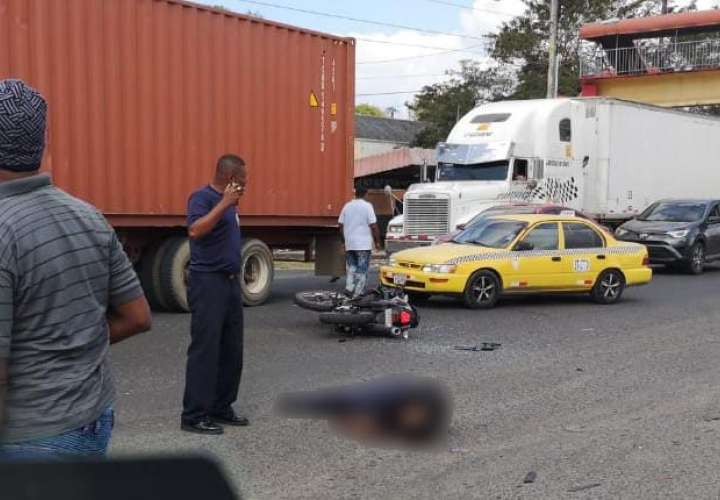 Motociclista en estado delicado tras colisionar con taxi