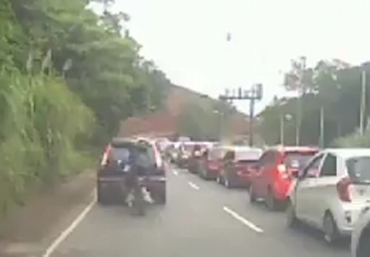 ¡Impactante!  Acelerado motociclista choca contra auto