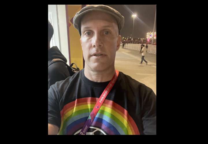 Muere periodista que usó camiseta del orgullo; dicen que lo mataron
