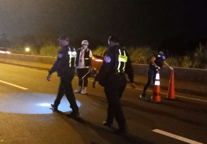 Capitán de la Policía muere al chocar en la autopista Arraiján- La Chorrera