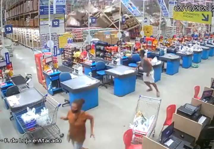 Un muerto y ocho heridos por caída de escaparates en supermercado en Brasil