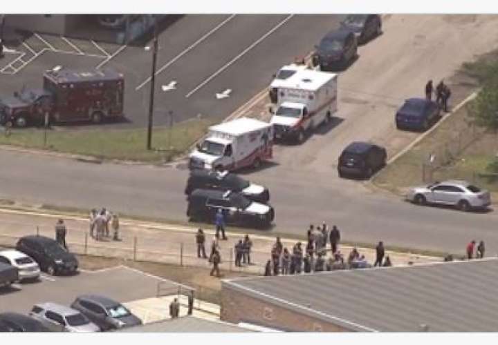 Al menos dos muertos y 13 heridos en un tiroteo en escuela de Texas