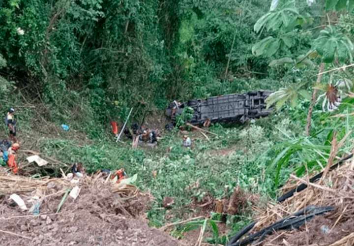 9 muertos y 33 heridos en Colombia al caer un bus por un precipicio