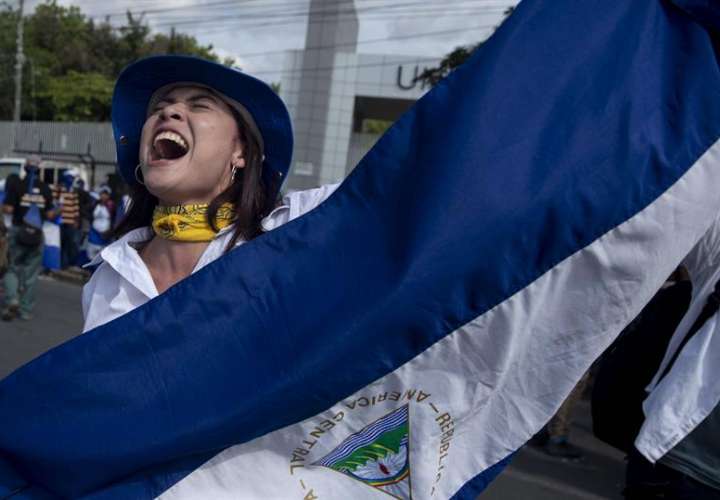 Una mujer con la bandera de Nicaragua participa de un plantón el 26 de septiembre de 2018, en Managua (Nicaragua). EFE