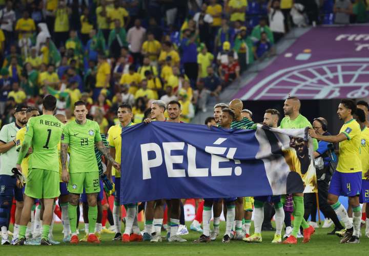 Jugadores de Brasil sostienen una pancarta de apoyo a Pelé. /EFE