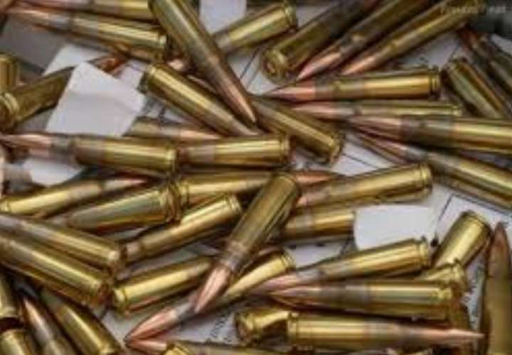 Caen dos policías con más 1,800 municiones sin detonar