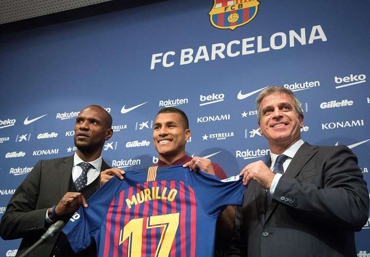 El colombiano Jeison Murillo (centro) posa con la camiseta del FC Barcelona durante su presentación como nuevo jugador azulgrana. Foto: EFE