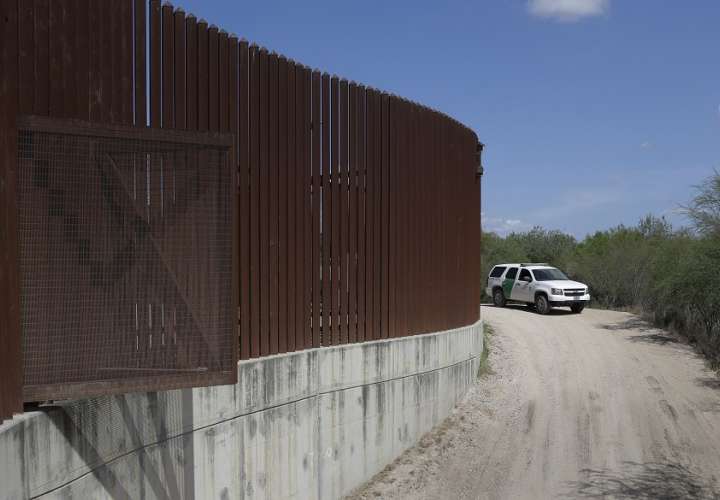 Un vehículo de la Patrulla Fronteriza y de Aduanas de EE. UU. pasa por una sección del muro del dique fronterizo en Hidalgo, Texas. AP