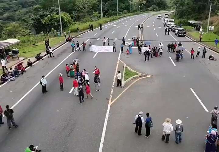Ngäbes cierran vía en Tolé para exigir reparación de calles y escuelas 