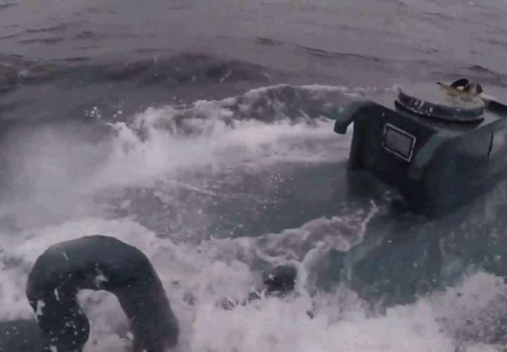 ¡'Detén tu bote, ahora'! Guardia Costera de EE.UU. intercepta un narcosubmarino