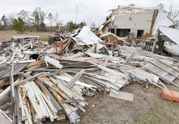 Negocio doméstico dañado luego de un tornado en la comunidad de Pine Level en el condado de Autauga en Prattville, Alabama, EEUU. EFE