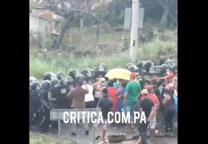 Se formó ... entre precaristas y unidades antidisturbios en Panamá Oeste