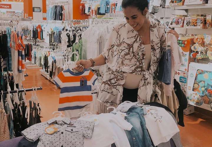 Empieza a comprar ropa para su bebé