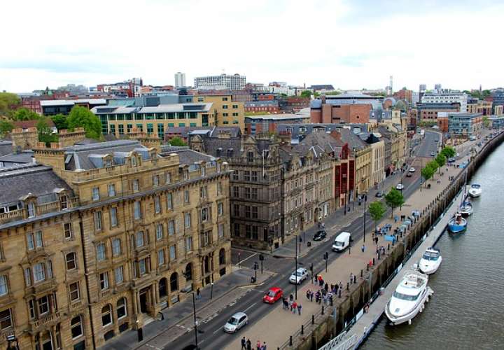 Vista general de una calle en Newcastle, Inglaterra. Foto: Pixabay - Ilustrativa