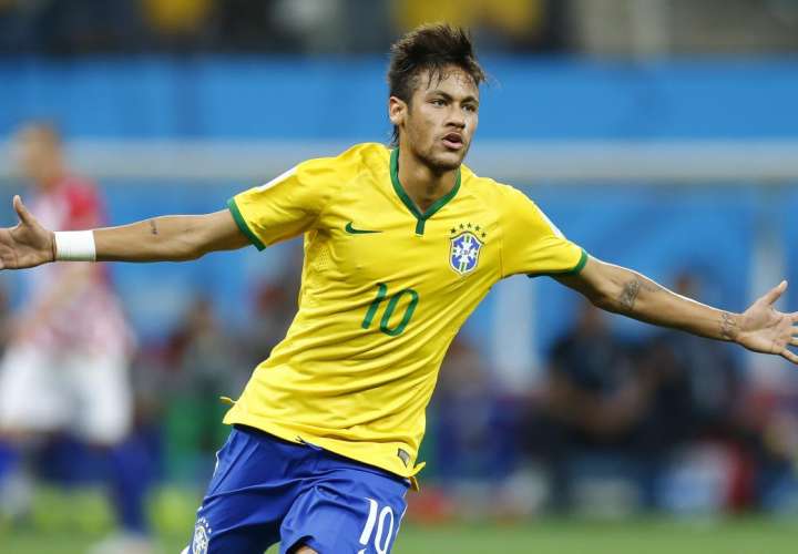 Neymar Jr., estrella de la selección brasileña, se recupera de una lesión. / AP