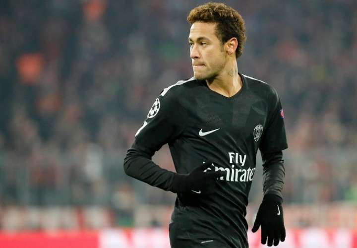 Neymar del París reacciona durante un partido por la fase de grupos de la Liga de Campeones de la UEFA. Foto: EFE