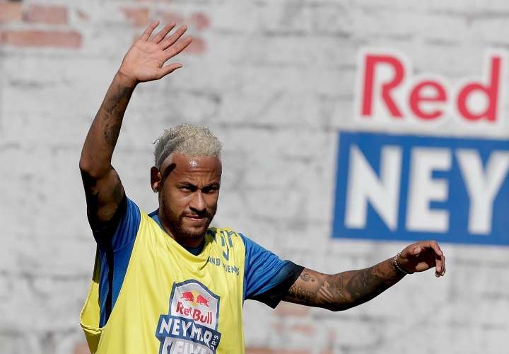 El futbolista brasileño Neymar participa en la final del torneo Red Bull Neymar Jr's Five. Foto: AP