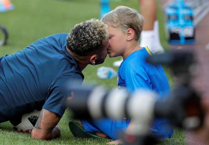 Neymar juega con su hijo tras entrenamiento de Brasil en Sochi. Foto EFE