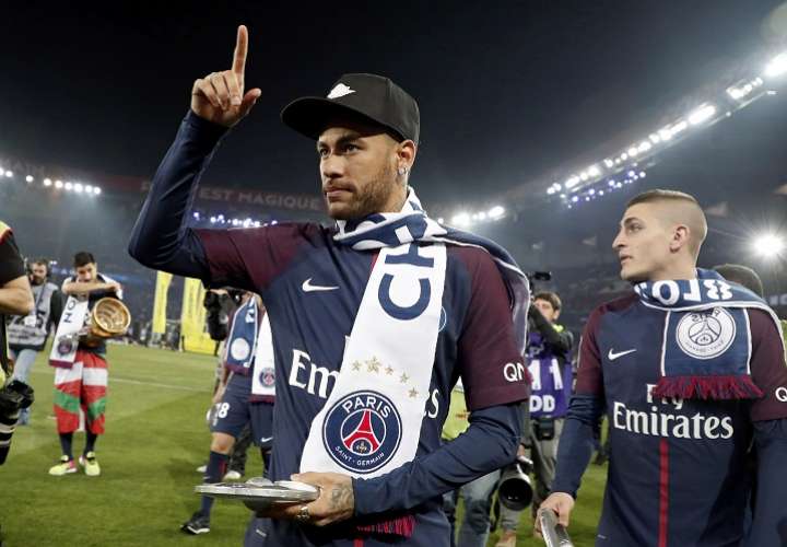 Neymar Jr (centro) estuvo nominado con Mbappé, Cavani y  Thauvin. Foto: EFE