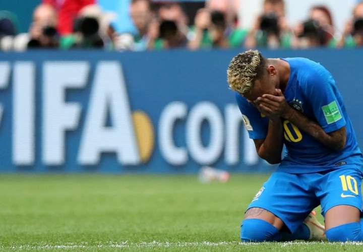 Neymar se arrodilló y rompió a llorar luego de la victoria ante Costa Rica. Foto EFE