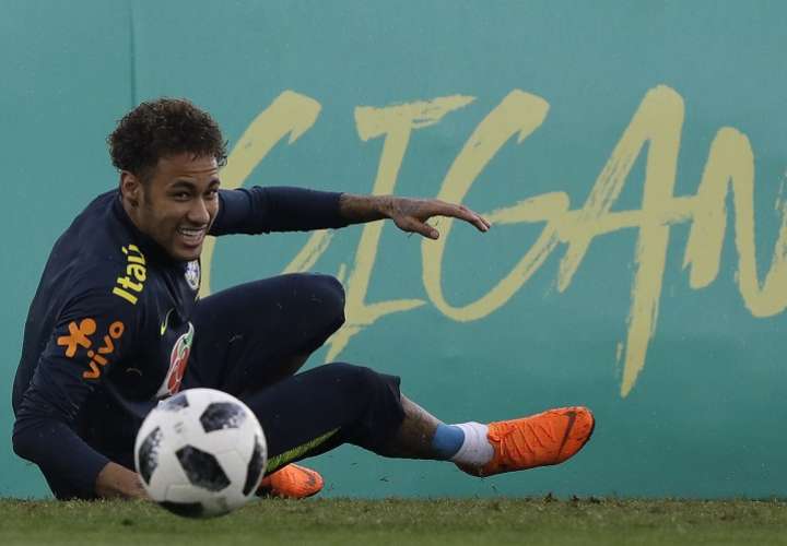 Neymar sonríe después de sufrir un derrame en el terreno de juego durante una sesión de práctica con Brasil. Foto: AP