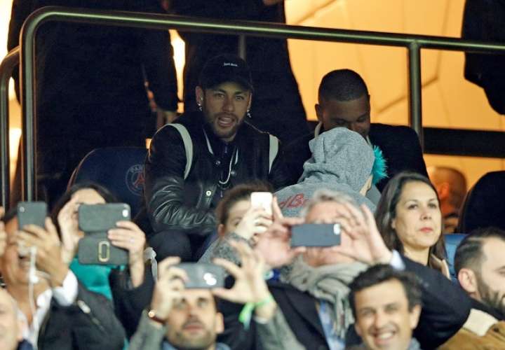El jugador de Paris Saint Germain Neymar Jr. observa desde el banco este miércoles./ EFE