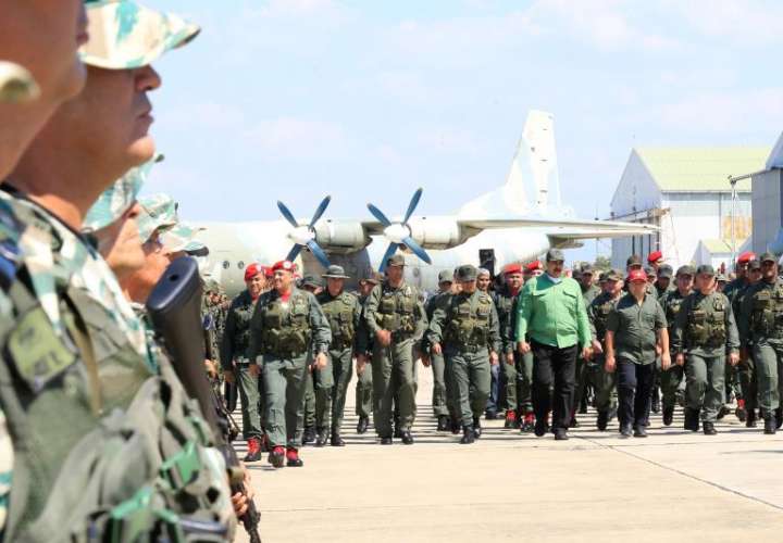 Fotografía cedida por el Palacio de Miraflores que muestra al presidente Nicolás Maduro (c) durante una visita a una base militar este martes, en Aragua (Venezuela). EFE