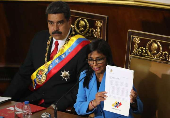 La presidenta de la Asamblea Nacional Constituyente (ANC), Delcy Rodríguez (d), habla durante la ceremonia de juramentación del presidente de Venezuela, Nicolás Maduro (i), en Caracas (Venezuela). EFE