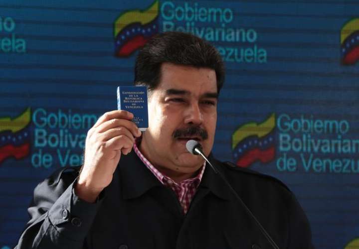 Fotografía cedida por la prensa de Miraflores donde se observa al presidente venezolano, Nicolás Maduro, mientras habla durante las EFEPRENSA MIRAFLORES